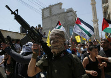 مسلحون فلسطينيون خلال تشييع جنازة رفقاء لهم بالقرب من رام الله